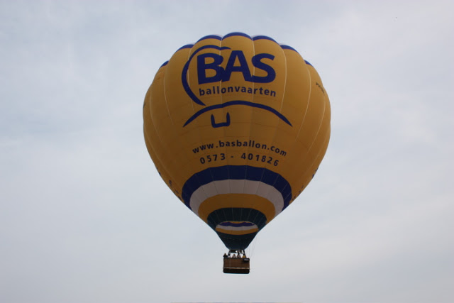 Ballonvaart van Nijverdal over voetbal en hockey velden naar Hoge Hexel.