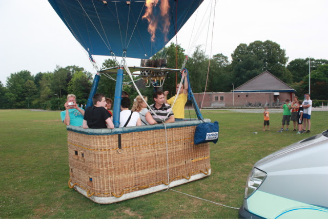 Ballonvaart van Nijverdal over voetbal en hockey velden naar Hoge Hexel.