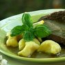 Limun njoki sa junećim odrescima u umaku od češnjaka i bosiljka/Lemon gnocchi with beef steaks in garlic and basil souce