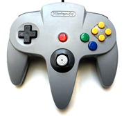Apesar de grande, o controle do N64 se mostrava bem ergonomico e inovador - A História dos Vídeo Games - Nintendo Blast Apesar de grande, o controle do N64 se mostrava bem ergonomico e inovador - A História dos Vídeo Games - Nintendo Blast