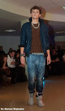 model: Kamil Olek  stylizacja: Adam Szyda & Grzegorz Konieczny  zdjęcie: Mariusz Wójtowicz   Kurtka - New Yorker  Koszula - własność stylisty  T-shirt - własność stylisty  Spodnie - New Yorker  Pasek - New Yorker  Łańcuch - własność stylisty  Bransoletka - własność stylisty  Buty - Deichmann