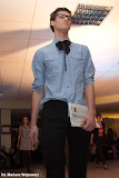 model: Mateusz Trumpus  stylizacja: Grzegorz Konieczny  zdjęcie: Mariusz Wójtowicz  Koszula - New Yorker Spodnie - własność stylisty Okulary - własność stylisty Kokarda - własność stylisty Buty - Deichmann