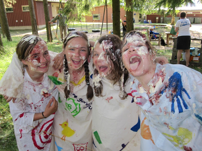 Cake throwing