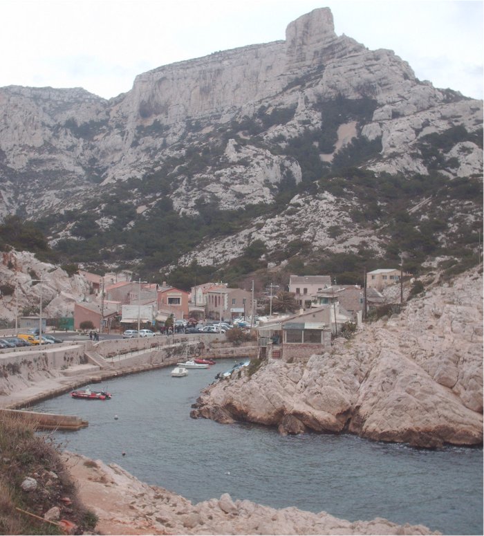 La calanque et le petit port de Callelongue