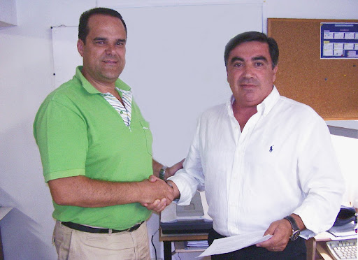 Firma de Viveros Herol como patrocinador del BM Aula