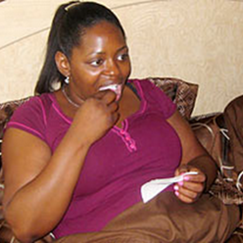 Mulher é viciada em comer papel Higiênico