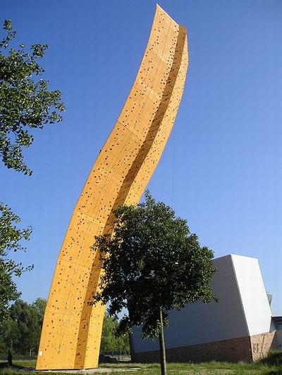 worlds_tallest_climbing_wall_02