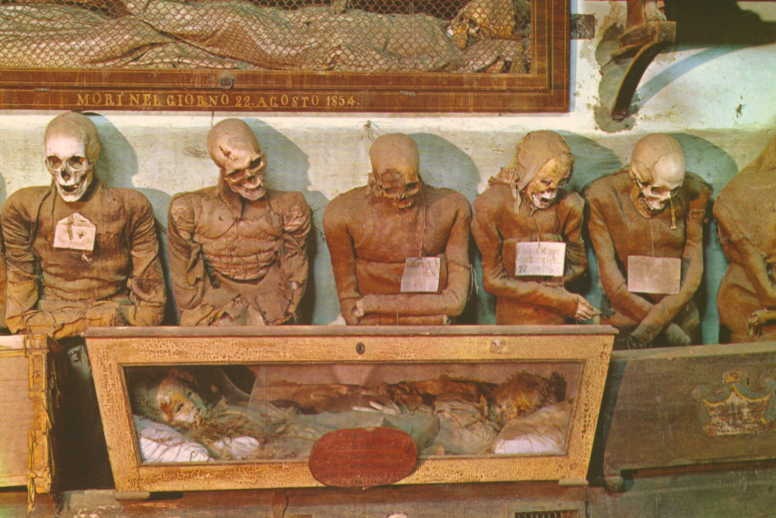 [world's bizarre catacombs 37[2].jpg]