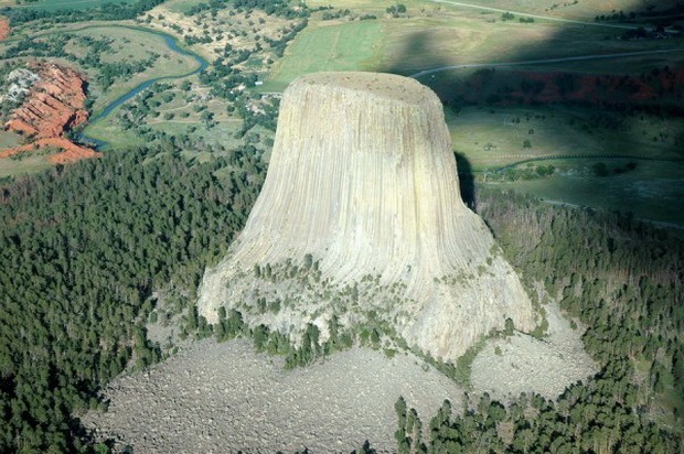 [The-Most-Famous-And-Scary-Devil-Tower-12_resize[1].jpg]