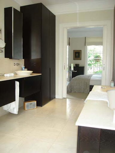  Luxurious Bathroom Design with Simple Colour 