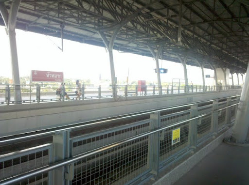 บรรยากาศบนสถานีหัวหมาก