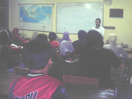 Susaana belajar paket C setara SMA saat tutor mengarahkan pengajaran