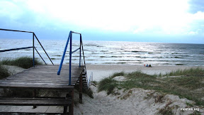 Jūrmala atklātās jūras pusē. Kāpas brucināt aizliegts, tāpēc jāiet pa taciņām un kāpnēm.
