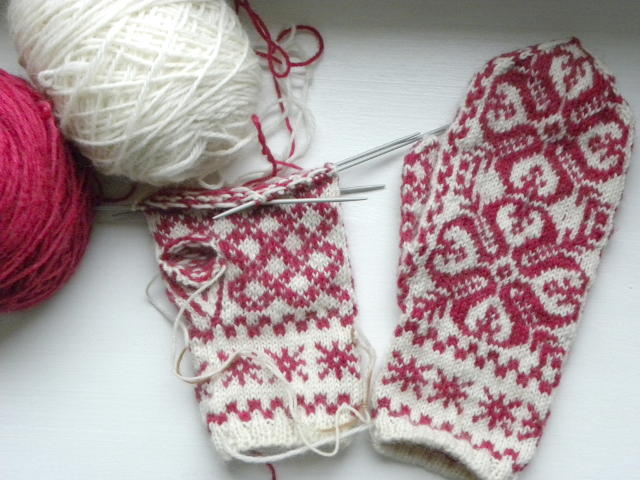 http://lh6.ggpht.com/_NB40pibMxVs/TPIZDN9XQwI/AAAAAAAAC9g/S8C6klC_qCk/s800/moufles-selbu-cochenille.jpg