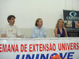 Cerimonial de abertura da II Semana de Extensão Universitária da Uninove Bauru, compondo a mesa o palestrante Paulo Milreu, o prefeito eleito Rodrigo Agostinho e a coordenadora de cursos da Uninove Bauru, Profa. Daniela Luchesi.