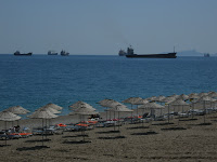 Playas en Antalya con vision panoramica de los cargueros.