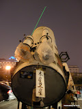 A pesar de la neblina y el ambiente hiperluminoso, se instalan estos telescopios moviles gigantes para observar, en este caso, saturno y sus satelites. Los saturnianos deben de estar hartitos del laser de marras.