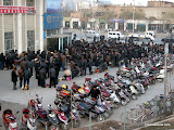 En las mismas puertas de China Telecom, mercado pirata de telefonos moviles.