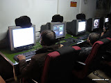 Los gorros pertenecen a los usuarios, no son un sistema para mantener calientes los monitores. Si internet esta cortada, que hacen aqui estos buenos hombres? Tienen acceso a una direccion que es algo asi como uygurkino.com donde pueden ver peliculas gratix. Gentileza del gobierno chino.