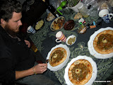 Lex culminando las pizzas con un detalle de chili picante.