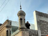 EL moacin de las pequenyas mezquitas de la ciudad antigua, llama a grito pelado a los feligreses. No tiene que hacerlo muy alto, hay una mezquita cada 50 metros.