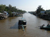 Miles de canales que cruzan en todos los sentidos el delta del Mekong y sus cercanias. Todos ellos con trafico de mercancias.