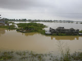Si, los chinos tienen cementerios, con tumbas muy grandes y vistosas. Esta zona es de chinos. Pero se les ha inundado el camposanto. Es gigante, hectareas y hectareas de tumbas, muchas bajo el agua ahora, pero, interesante, no tiene vallas. Ellos saben que es lo mas inutil de la tierra: los que estan dentro no pueden salir, y los que estan fuera no quieren entrar.