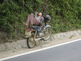 La Direccion General de Trafico de Vietnam recomienda que, si empiezas a estar cansado de conducir, detengas la moto y hagas una cabezada, asi.