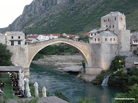 El puente de Mostar. Stari Most, le llaman, como en Lleida: Lo Pont Vell.