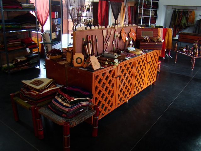 [Photo 2_crafts[2].jpg]