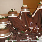 Nº 154: Sencilla y elegante terminación lisa en fondant extendido de chocolate, rosas naturales y cintas en los laterales.