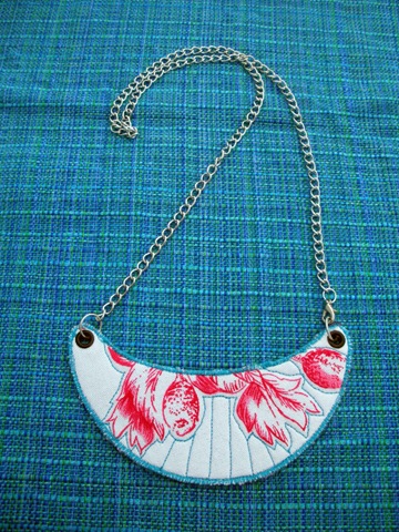 [moon necklace3[3].jpg]