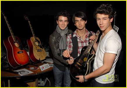 jonas-brothers-grammy-signing-02