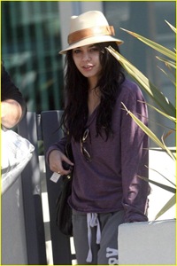 vanessa-hudgens-hide-hat-03