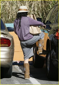 vanessa-hudgens-hide-hat-17