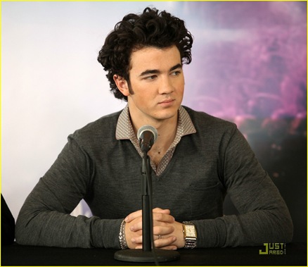 [jonas-brothers-palisades-mall-nyack-23[6].jpg]