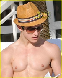 david-henrie-selena-gomez-sunbathing-01