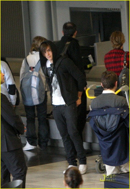 zac-efron-roissy-airport-01