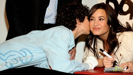 [demi-lovato-spanish-smooch-03[5].jpg]