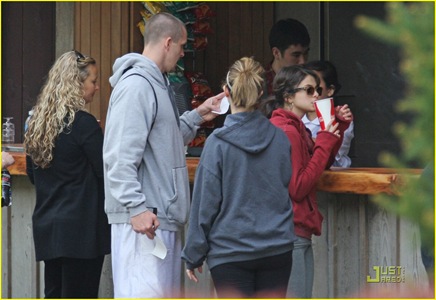 selena-gomez-capilano-cute-05