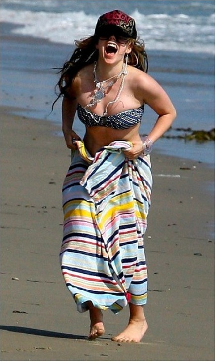 avril-bikini-2