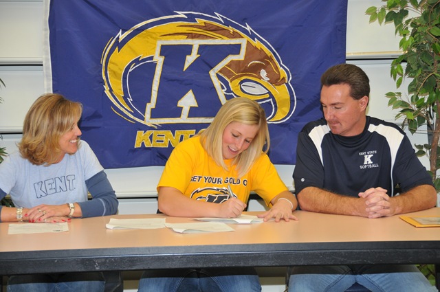 [Abbey Ledford signs her letter of intent to Kent State as parents Lori and Gary look on from 11-16-09[6].jpg]