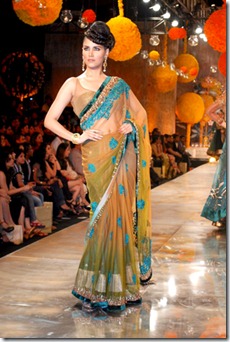 Manish Malhotras collection9 at HDIL2010