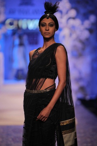 [WIFW SS 2011 Collection By JJ Valaya9[7].jpg]