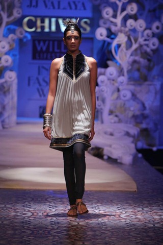 [WIFW SS 2011 Collection By JJ Valaya17[5].jpg]