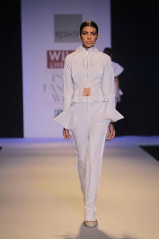 [WIFW SS 2011 collection  Rishta by Arjun (12)[6].jpg]