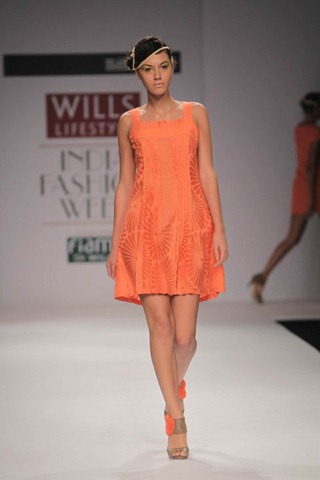 [WIFW SS 2011  collection by Manish Gupta (10)[5].jpg]