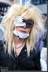 Lady-Gaga-Japanese-Fans-2010-04-18-050-P7414-600x903