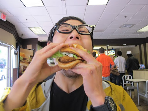 口いっぱいほおばる