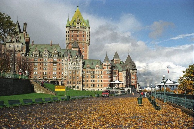 [800px-Chateaufrontenac-quebec-canada-rs[3].jpg]